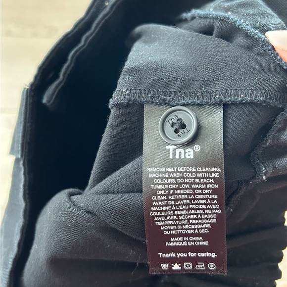 Aritzia TNA Black Cargo 3" Shorts - Picture 8 of 12